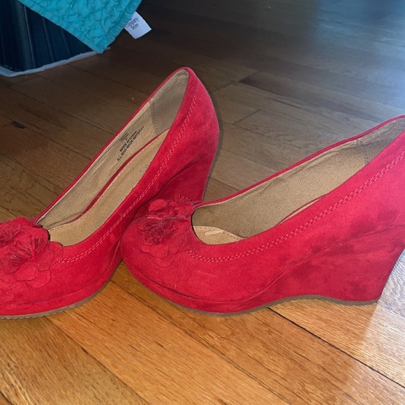 velvet red heels - Picture 2 of 4